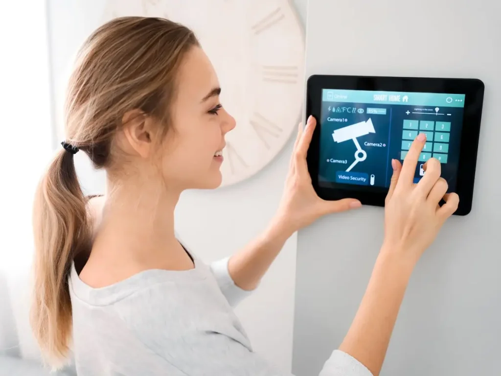 mujer configurando el sistema de seguridad y control