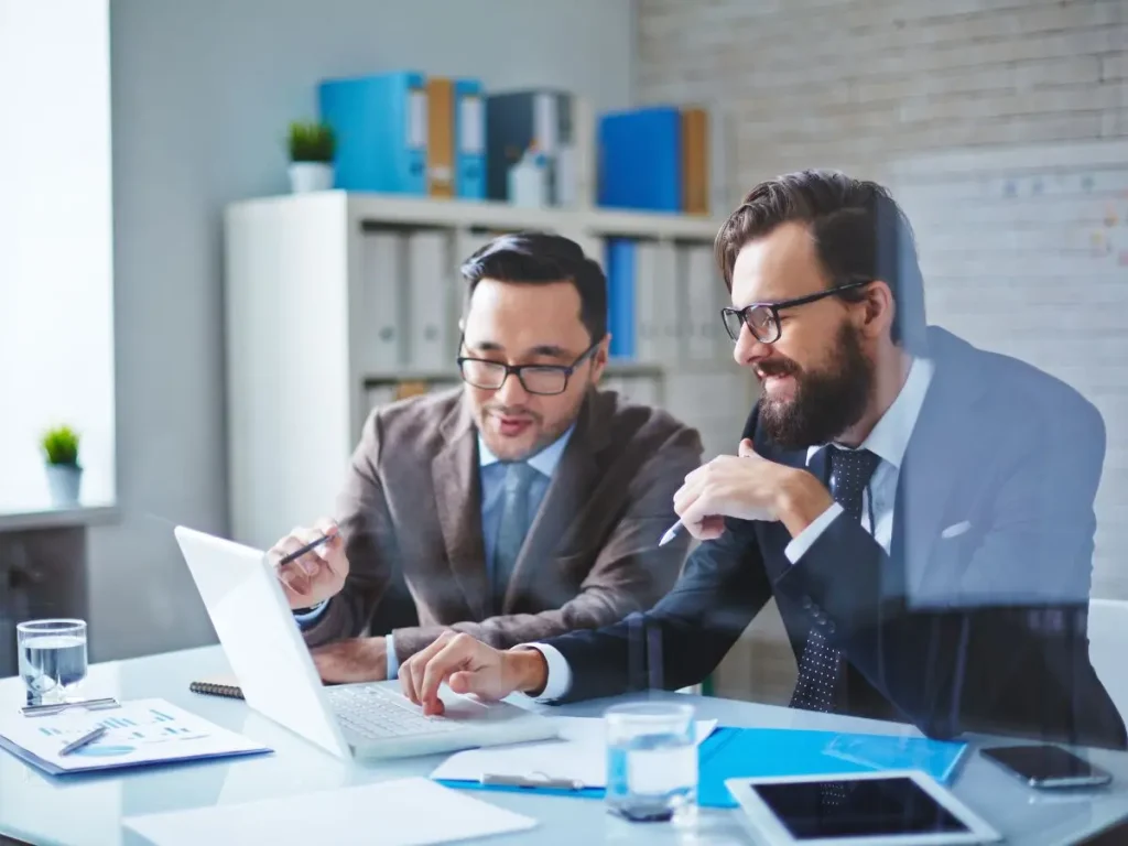 personas coordinando la integración de sistemas