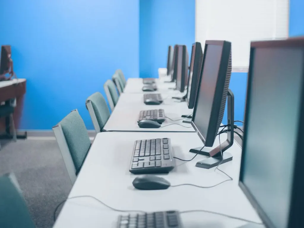 Escritorio con ordenadores, teclados y monitores